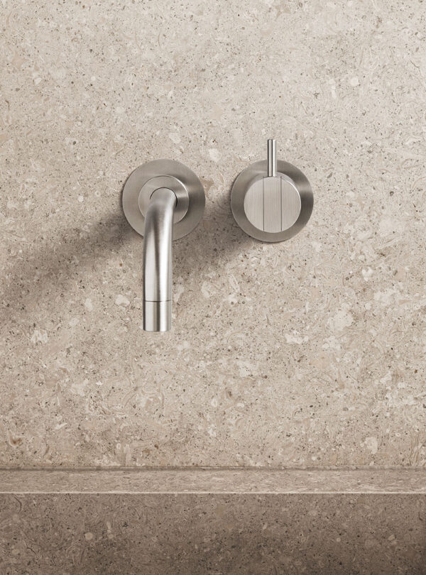 111X väggmonterad tvättställsblandare, grepp till höger